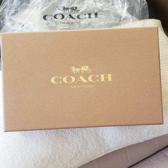 💫 COACH: Boxed Embossed Medium Corner Zip Signature Leather Wristlet - Picture 3 of 7